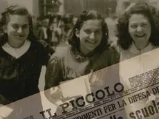 Un'immagine di tre ragazze sorridenti accompagnata dalla prima pagina de Il Piccolo, datata 3 settembre 1938, che annuncia la cacciata di studenti e insegnanti ebrei dalle scuole: è il manifesto della mostra "Razzismo in cattedra", promossa dal liceo Petrarca di Trieste, e che - come riporta la stampa locale - è saltata dopo che il Comune ha chiesto che l'immagine venisse modificata. La mostra doveva tenersi in una sala comunale. "Il 31 agosto - spiega la dirigente scolastica, Cesira Militello - la referente del progetto viene convocata dall'assessore comunale alla Cultura, Giorgio Rossi, e nel corso dell'incontro le viene chiesto di modificare il manifesto dell'iniziativa. Ho scritto chiedendo dettagli sulle modifiche, ma non ho ricevuto risposta"; quindi "abbiamo rinunciato alla sala". "Sono una persona liberale - replica Rossi - e di fronte alla locandina, in accordo con il sindaco, ho scelto di muovermi con prudenza e memore di tutta una serie di precedenti" relativi ad altri manifesti di eventi..ANSA/US EDITORIAL USE ONLY NO SALES