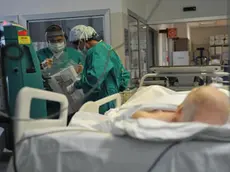 La sala rianimazione di un ospedale italiano, in una foto d'archivio. Quattrocento pazienti morti da aprile 2009 a dicembre 2012 per presunti casi di malasanità, per un totale di 570 casi segnalati. E' questo il dato che salta immediatamente agli occhi esaminando la relazione finale della Commissione parlamentare d'inchiesta sugli errori e i disavanzi in campo sanitario, votata e presentata oggi..ANSA/LUCA ZENNARO