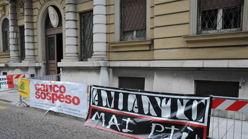 Striscioni di protesta davanti al Tribunale di Gorizia