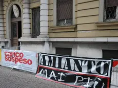 Striscioni di protesta davanti al Tribunale di Gorizia