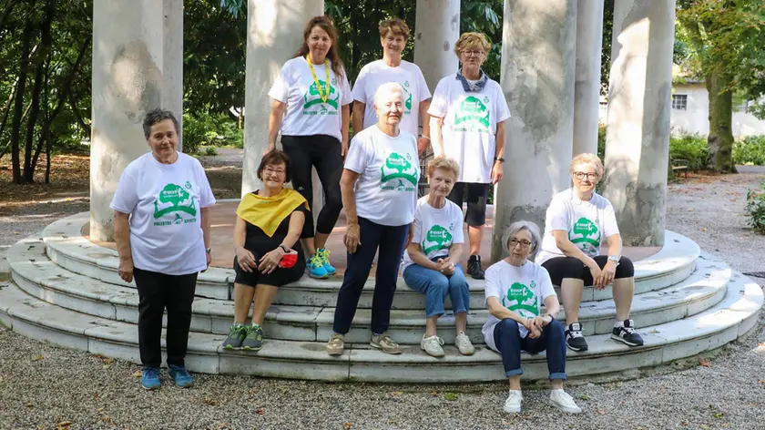 Un gruppo di iscritti alle iniziative per il benessere fisco dell’Uisp nel parco del municipio