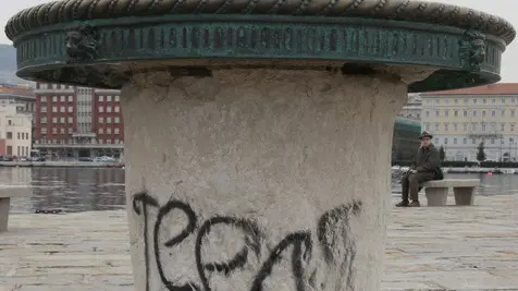 Lasorte Trieste 04/04/13 - Molo Audace, Rosa dei Venti, Imbrattamenti, Scritte
