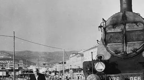 Umberto Saba a passeggio sulle Rive di Trieste quando transitavano ancora i treni