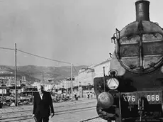 Umberto Saba a passeggio sulle Rive di Trieste quando transitavano ancora i treni