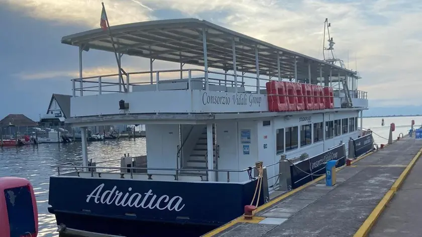 La motonave Adriatica ferma a Lignano