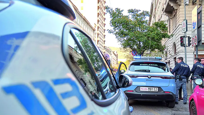 Una maggiore presenza di coltelli rende anche più violente risse e liti. L'intervento delle Volanti di domenica scorsa (foto Silvano)