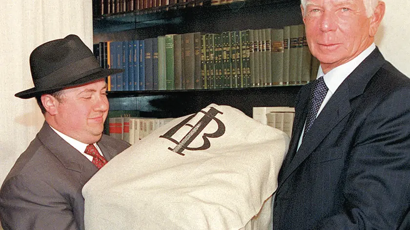 Il rabbino capo di Trieste Umberto Piperno riceve le cinque bisacce d'oro dal ministero del Tesoro