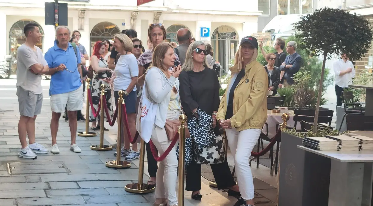 Il Caffè Sacher poco prima dell'apertura, giovedì 1 giugno a Trieste. Fotoservizio di Andrea Lasorte