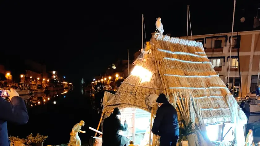 La deposizione del Bambin Gesù nel presepe del casone in porto