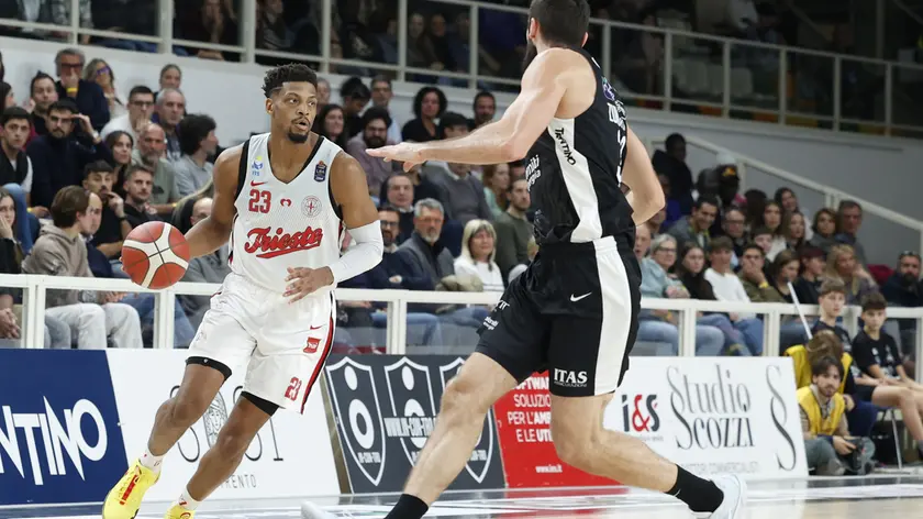 Un momento del match tra Dolomiti Energia Trentino e Pallacanestro Trieste (Foto Ciamillo / Lasorte)