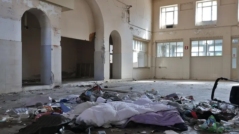 Uno dei magazzini del porto dove dormono i ragazzi stranieri foto Lasorte