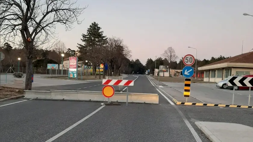 Il confine a Basovizza sbarrato (Foto Francesco Bruni)