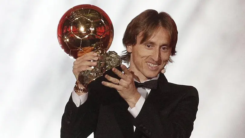 epa07206869 Real Madrid's Luka Modric holds his trophy 'Ballon d'Or' (Golden ball), during ceremony rewarding the best European footballer of the year in Paris, France, 03 December 2018. EPA/YOAN VALAT