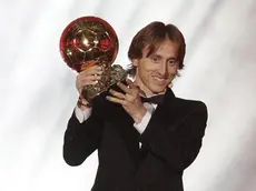 epa07206869 Real Madrid's Luka Modric holds his trophy 'Ballon d'Or' (Golden ball), during ceremony rewarding the best European footballer of the year in Paris, France, 03 December 2018. EPA/YOAN VALAT