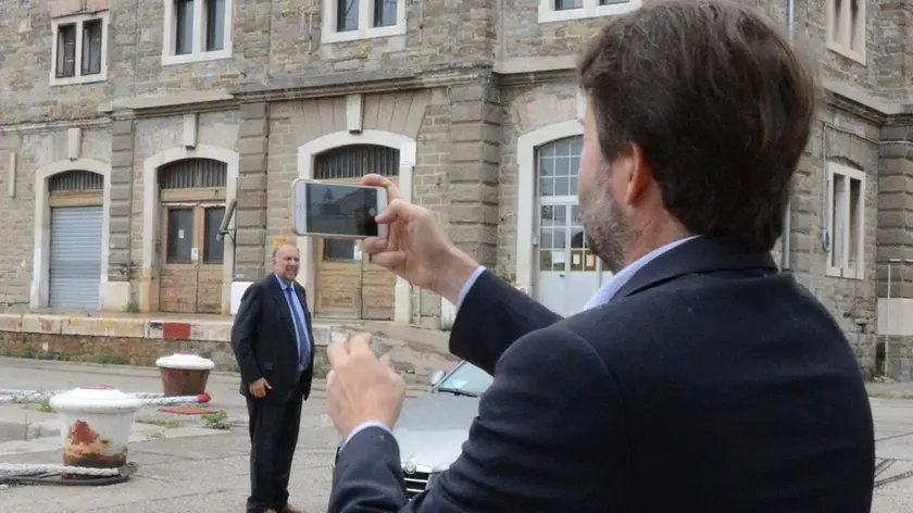 Dario Franceschini scatta una foto al Porto Veccchio (foto Bruni)