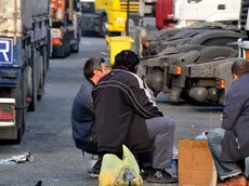 Camionisti in porto in una foto di archivio