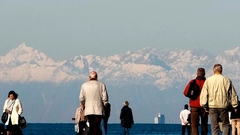 Le montagne imbiancate viste dal Molo Audace di Trieste (foto Massimo Silvano)