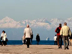 Le montagne imbiancate viste dal Molo Audace di Trieste (foto Massimo Silvano)