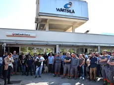 Lavoratori della Wartsila davanti allo stabilimento