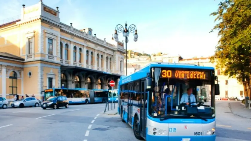 Un bus della Trieste Trasporti davanti alla stazione ferroviaria