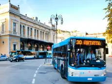 Un bus della Trieste Trasporti davanti alla stazione ferroviaria