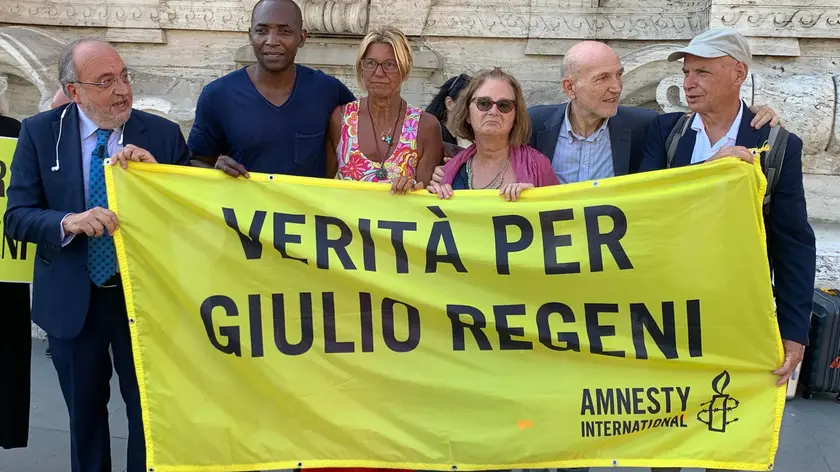 Giuseppe Giuletti, presidente della Fnsi (primo da sx) con genitori di Giulio Regeni davanti la Cassazione che venerdì 15 luglio è stata chiamata a decidere in merito al ricorso presentato dalla Procura di Roma con cui chiedeva potesse andare avanti il processo a carico di quattro 007 egiziani accusati di avere sequestrato, torturato ed ucciso il ricercatore italiano nel febbraio del 2016 a Roma. Foto Ansa