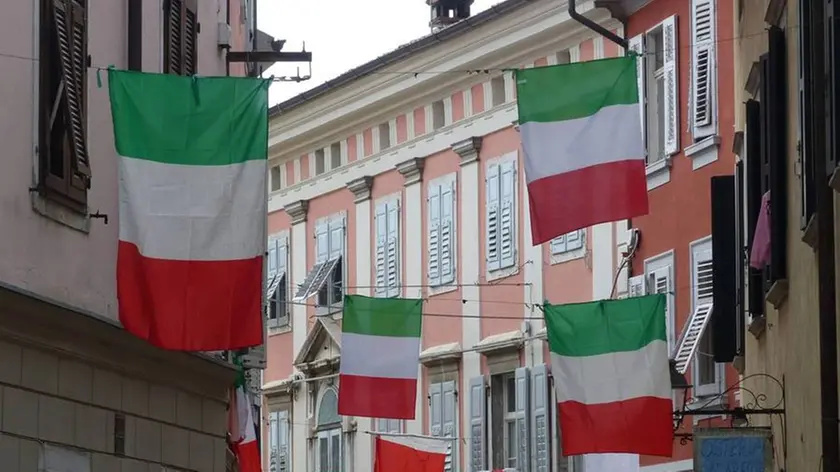 Il centro storico di Gorizia è già pieno di vessilli tricolori (foto Bumbaca)