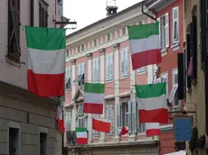 Il centro storico di Gorizia è già pieno di vessilli tricolori (foto Bumbaca)