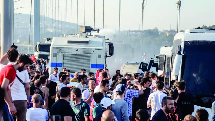 Folla su uno dei ponti sul Bosforo a Istanbul