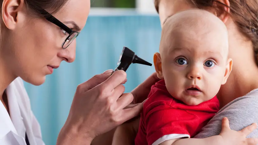 Un bambino durante una visita di controllo