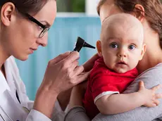 Un bambino durante una visita di controllo