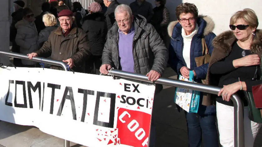 Lasorte Trieste 17/03/16 - Piazza Oberdan, Regione, Presidio Soci Risparmiatori Coop Operaie, Coopca