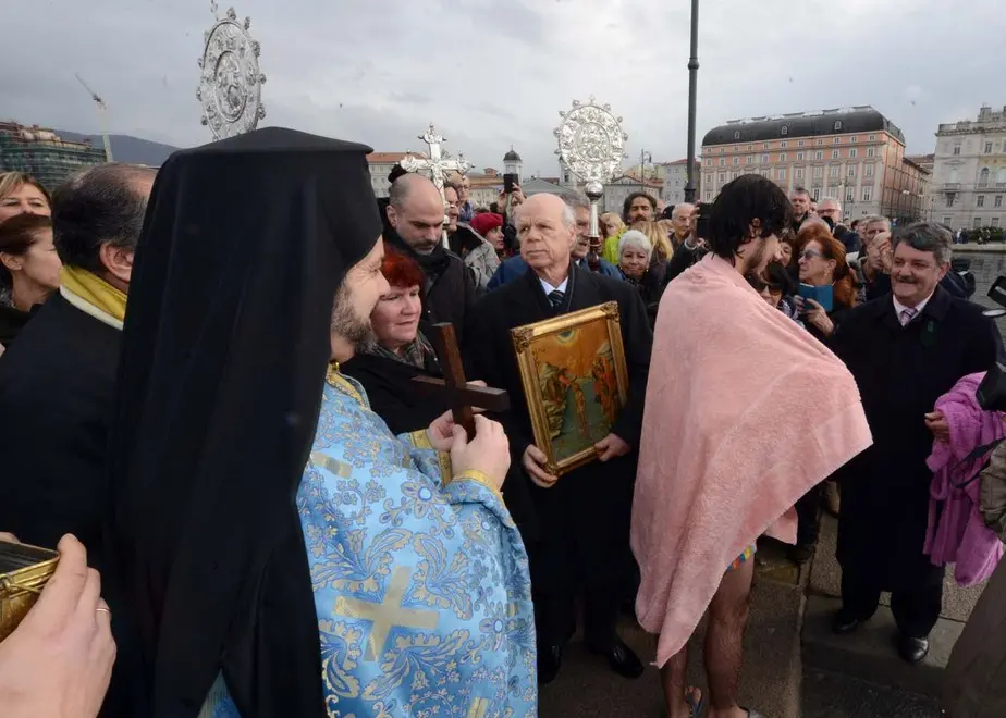 Foto BRUNI 06.01.2018 Epifania Greco-Ortodossa: il tuffo della croce della Comunità