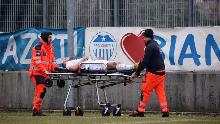 Luca Piscopo in barella (Foto Bumbaca)