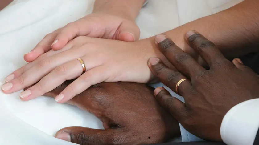 20090513-SOI-TORINO-IMMIGRAZIONE: LA STORIA DI ABOU IN UNA ITALIA MULTIETNICA. Una foto d'archivio del matrimonio celebrato al Maschio Angioino a Napoli tra l'ivoriano Aboubakar Soumahoro e la napoletana Dafne Malvasi. ANSA/ CIRO FUSCO / DC