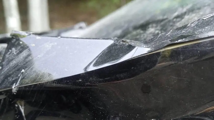Una delle unghiate dell’orso sull’auto del malcapitato passante