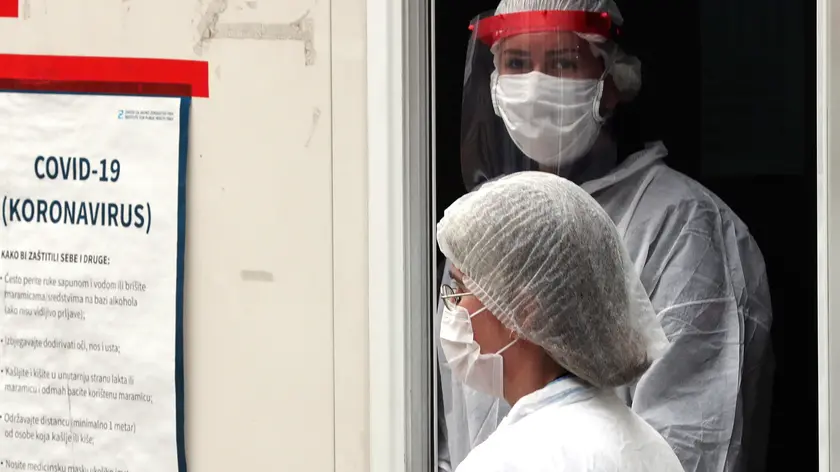 epa08372988 Healthcare workers outside a hospital in Sarajevo, Bosnia and Herzegovina, 20 April 2020. Countries around the world are taking increased measures to stem the widespread of the SARS-CoV-2 coronavirus which causes the Covid-19 disease. EPA/FEHIM DEMIR