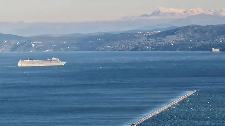 La Msc Musica in rada a causa della Bora (Foto di Massimo Modesti)