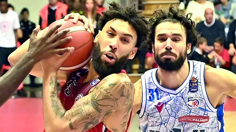 La grinta del biancorosso Denzel Valentine, qui accanto al reggiano Vitali fotoservizio Francesco Bruni