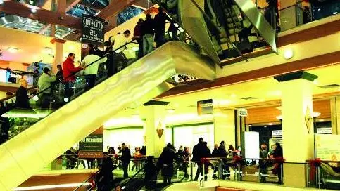 Tommasini-Trieste-Centro Commerciale Torri-Gente