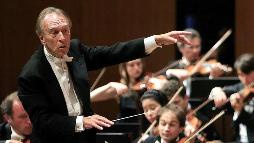epa04032368 (FILE) A file picture dated 10 August 2007 shows Italian conductor Claudio Abbado (L) performing with his orchestra during the opening concert of the Lucerne Festival, in Lucerne, Switzerland. According to media reports, Abbado died at the age of 80 in Bologna on 20 January 2014. EPA/EDDY RISCH