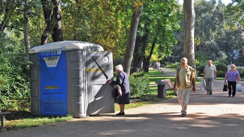 Foto BRUNI TRieste 23.09.2011 Giardino Pubblico:bagni chiusi e bagno chimico esterno