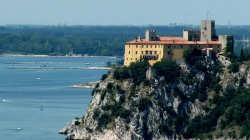 La spiaggia sotto il castello di Duino