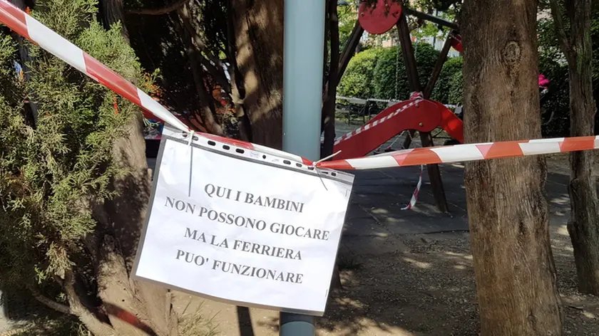 Il cartello apparso in piazzale Rosmini, opera di ignoti