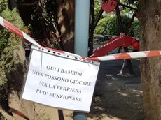 Il cartello apparso in piazzale Rosmini, opera di ignoti