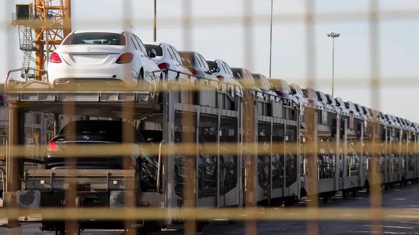 Bonaventura Monfalcone-23.10.2015 Carico Mercedes-Porto-Monfalcone-foto di Katia Bonaventura