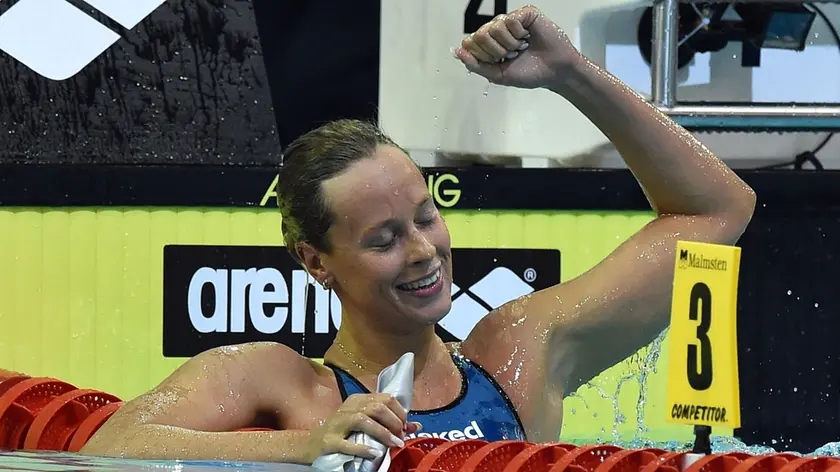 Federica Pellegrini esulta dopo la vittoria