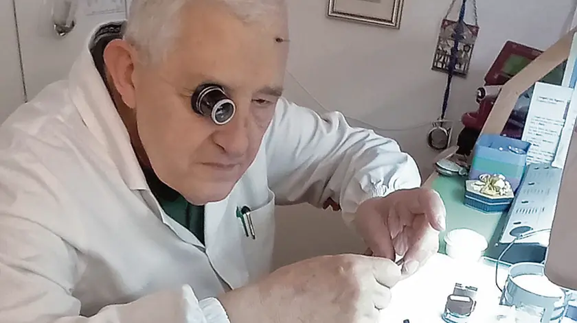 Antonio Fabris all’opera nel suo laboratorio che si trova in via Marconi a Gorizia