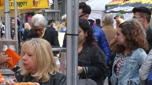 Folla in via Mazzini e piazza Repubblica “pedonali” per Piazza Europa