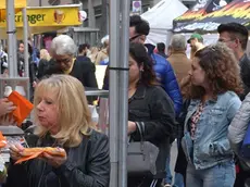 Folla in via Mazzini e piazza Repubblica “pedonali” per Piazza Europa